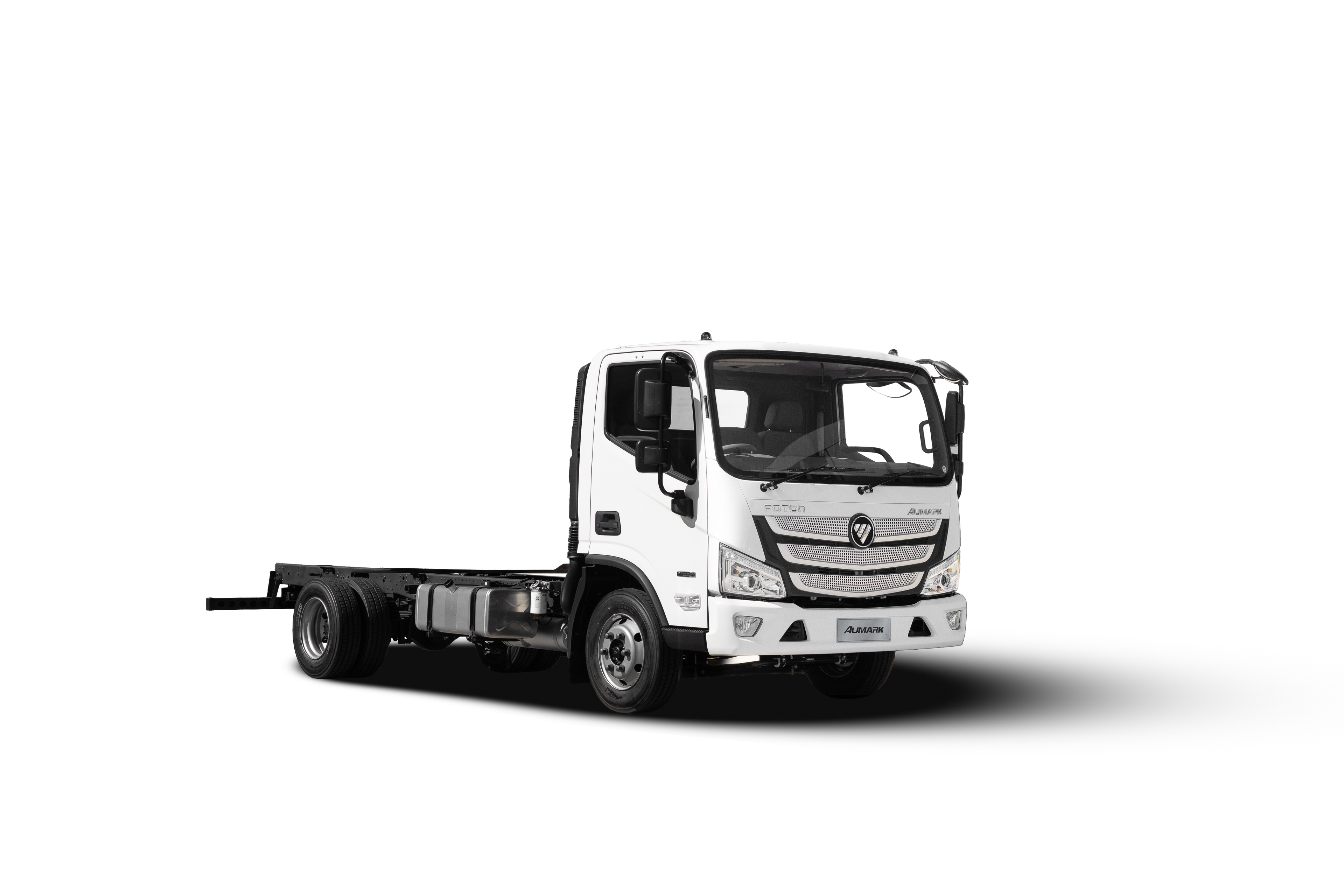 White Foton Aumark 8 170 MT front three-quarter view
